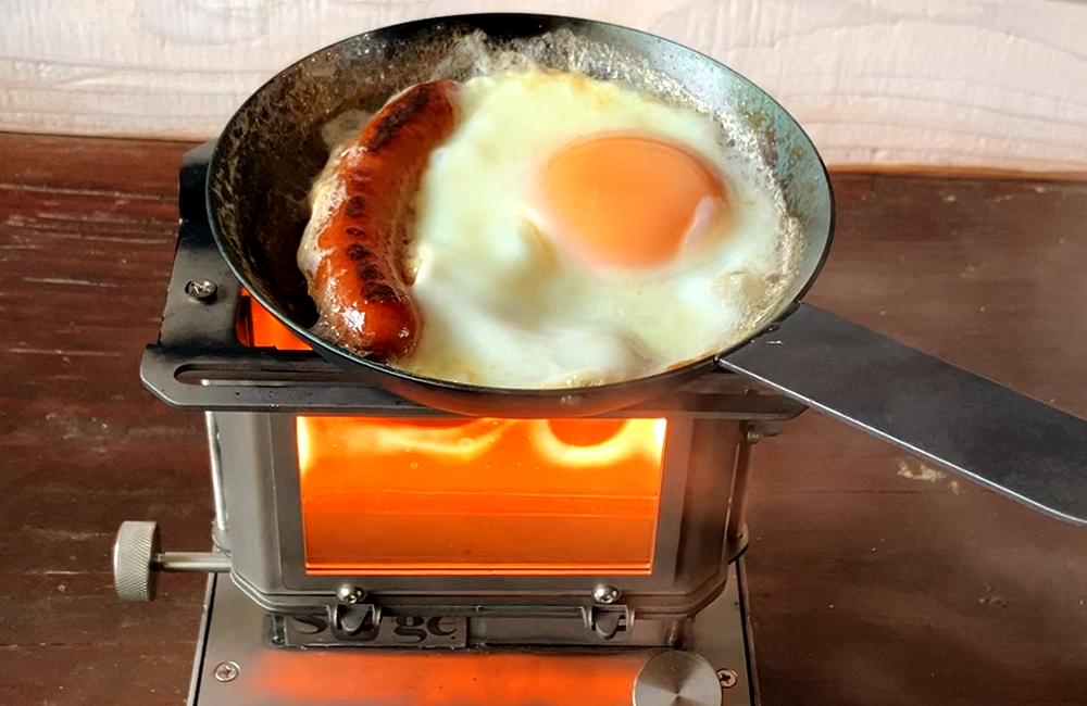 鉄フライパンがピタッと重なって蓋になる。自宅でもアウトドアでも大