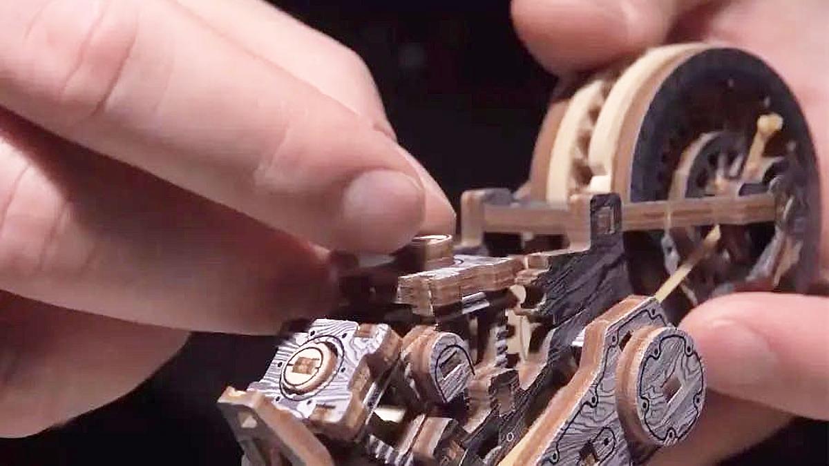 工具ゼロで組み上げるクラフトマンシップの極地！天然木168ピースから