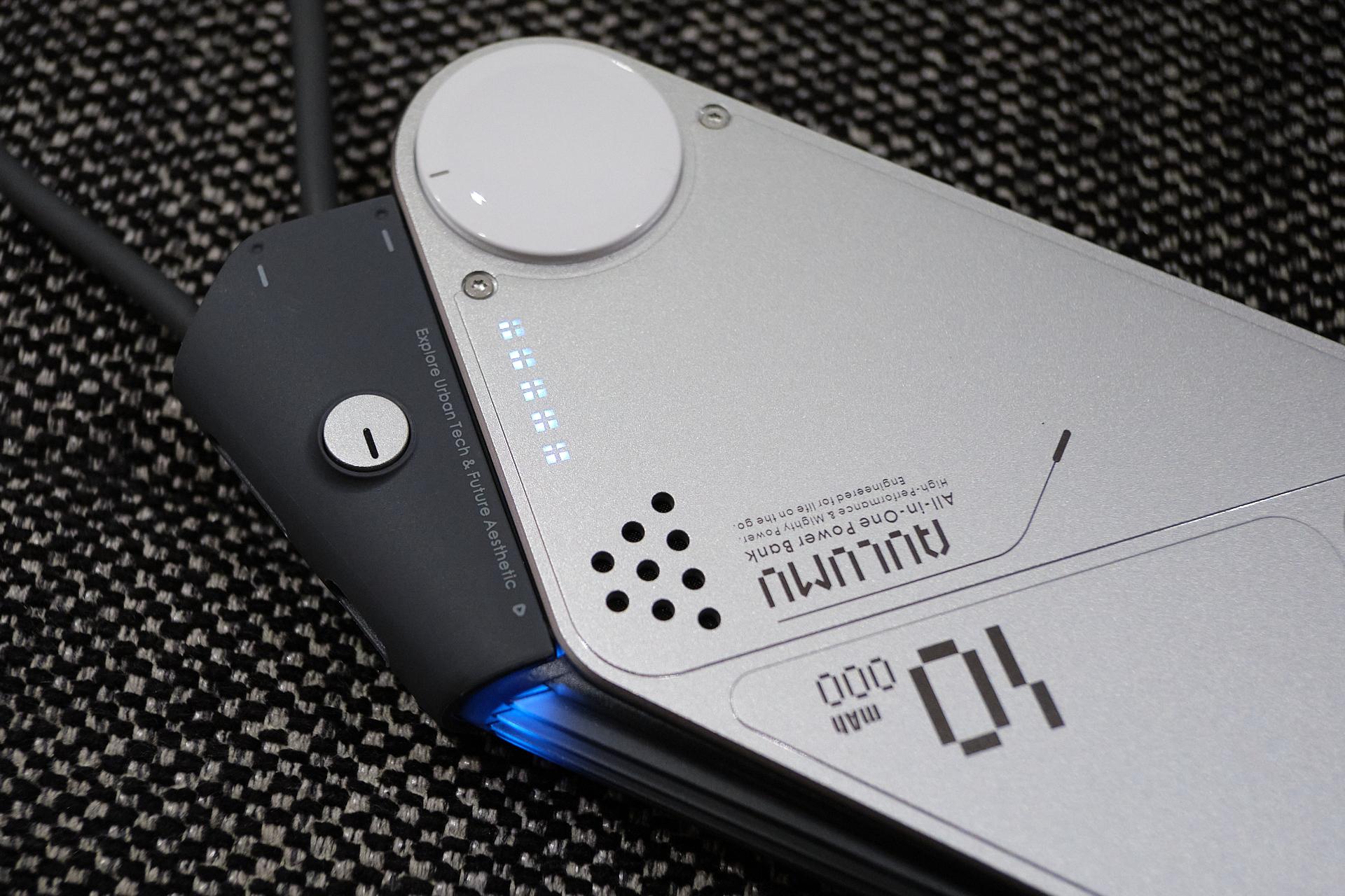 確実に荷物を減らしたい人向け。「1台3役」Apple Watch充電対応