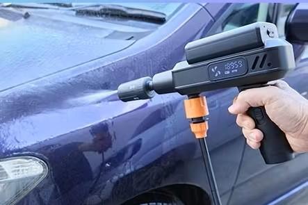 水道も電源もいらない。920gの折りたたみ高圧洗浄機で、洗車のハードル
