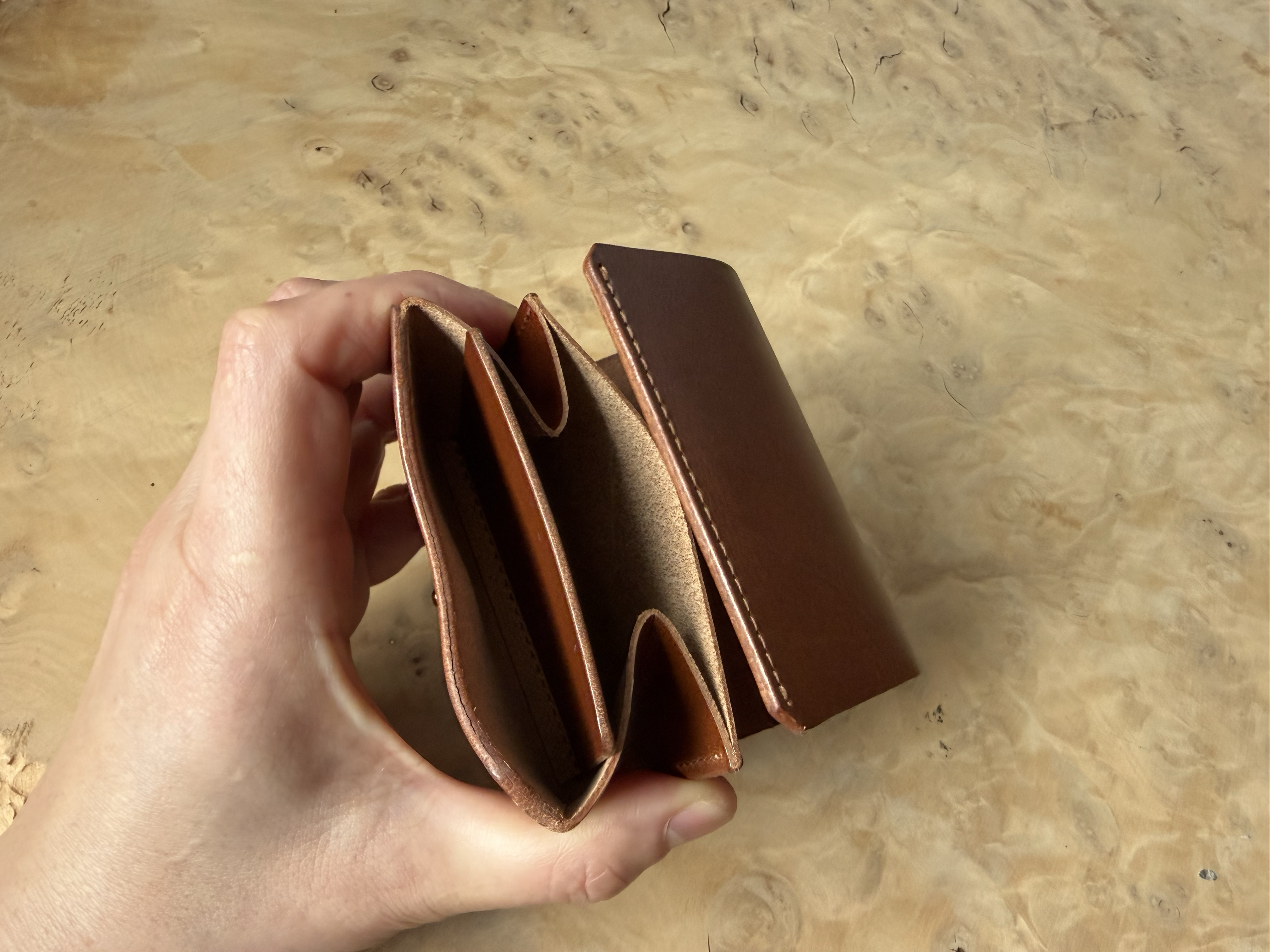 カード数枚と少しの現金を持ち歩くのにぴったり。上質さが光る