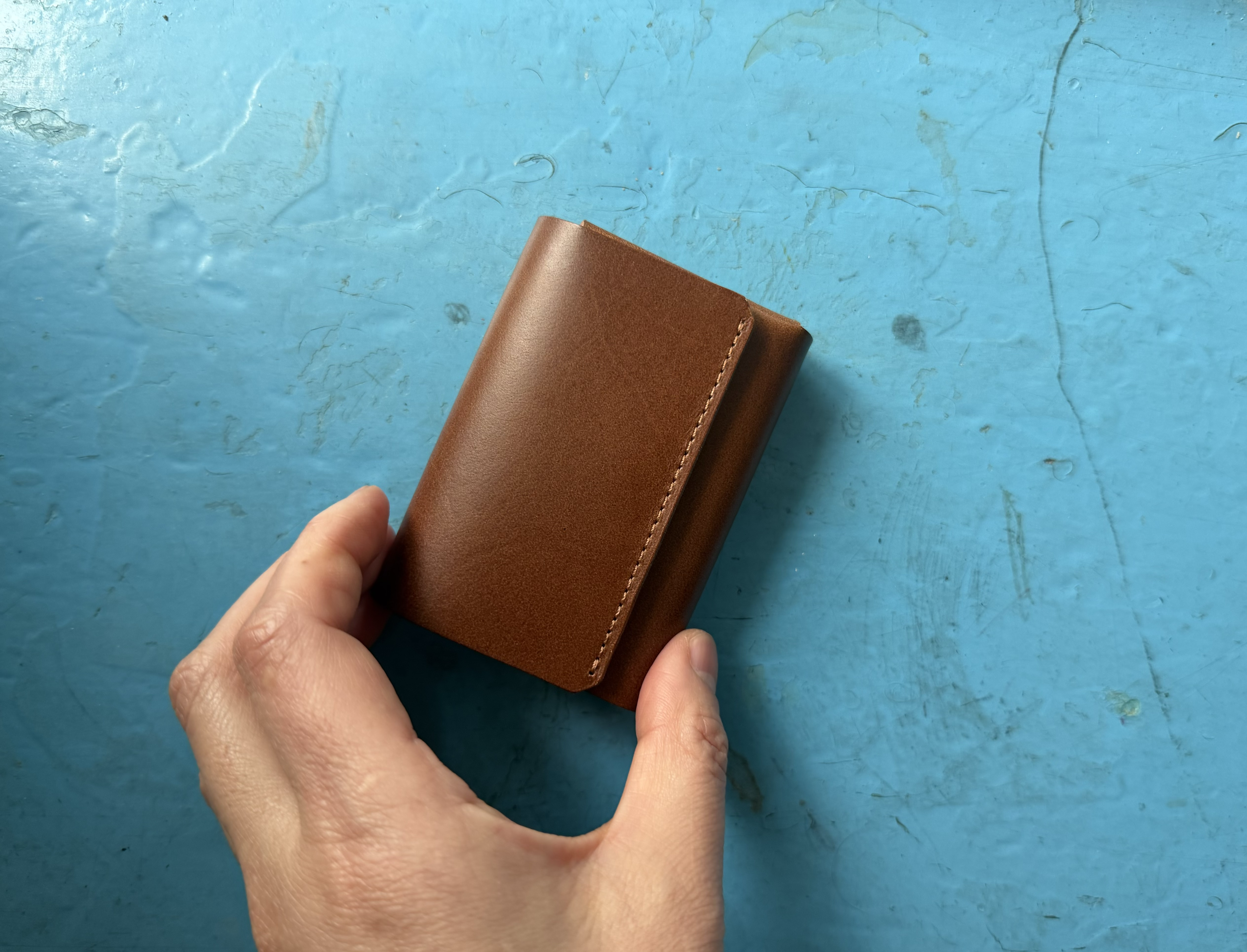 カード数枚と少しの現金を持ち歩くのにぴったり。上質さが光る