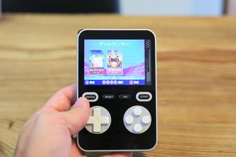 まるでゲームボーイなモバイルバッテリー。しかも300種超のレトロゲームも搭載してるってエモすぎないか