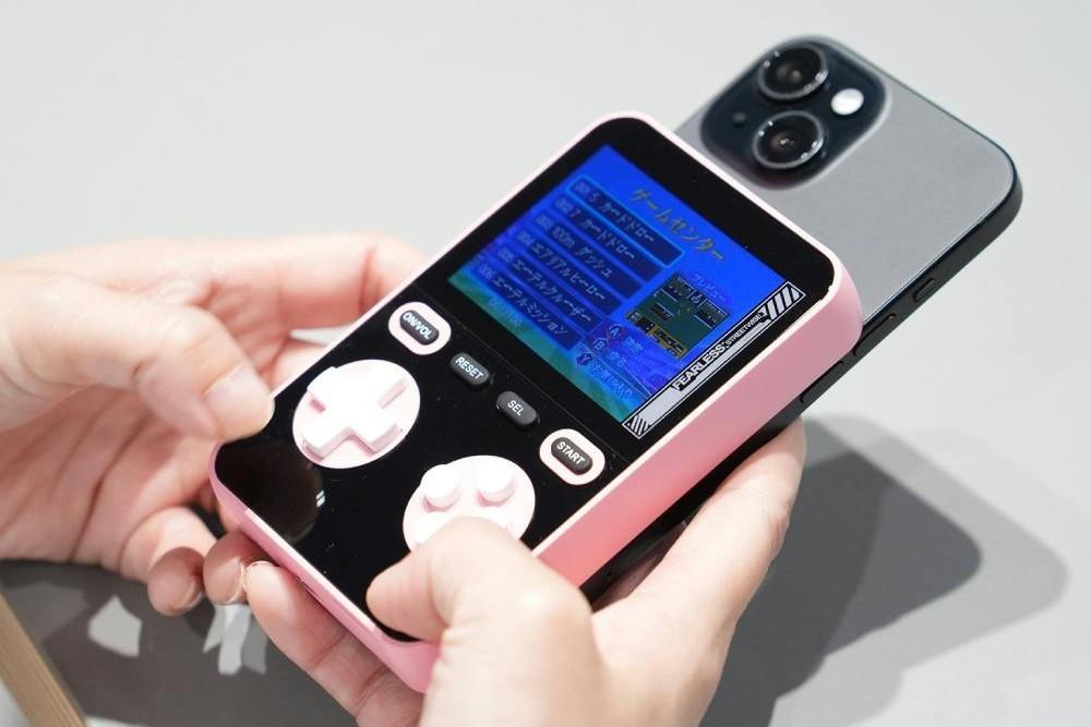 見た目はネタ、スペックは本気。300種のゲームを搭載したゲームボーイ