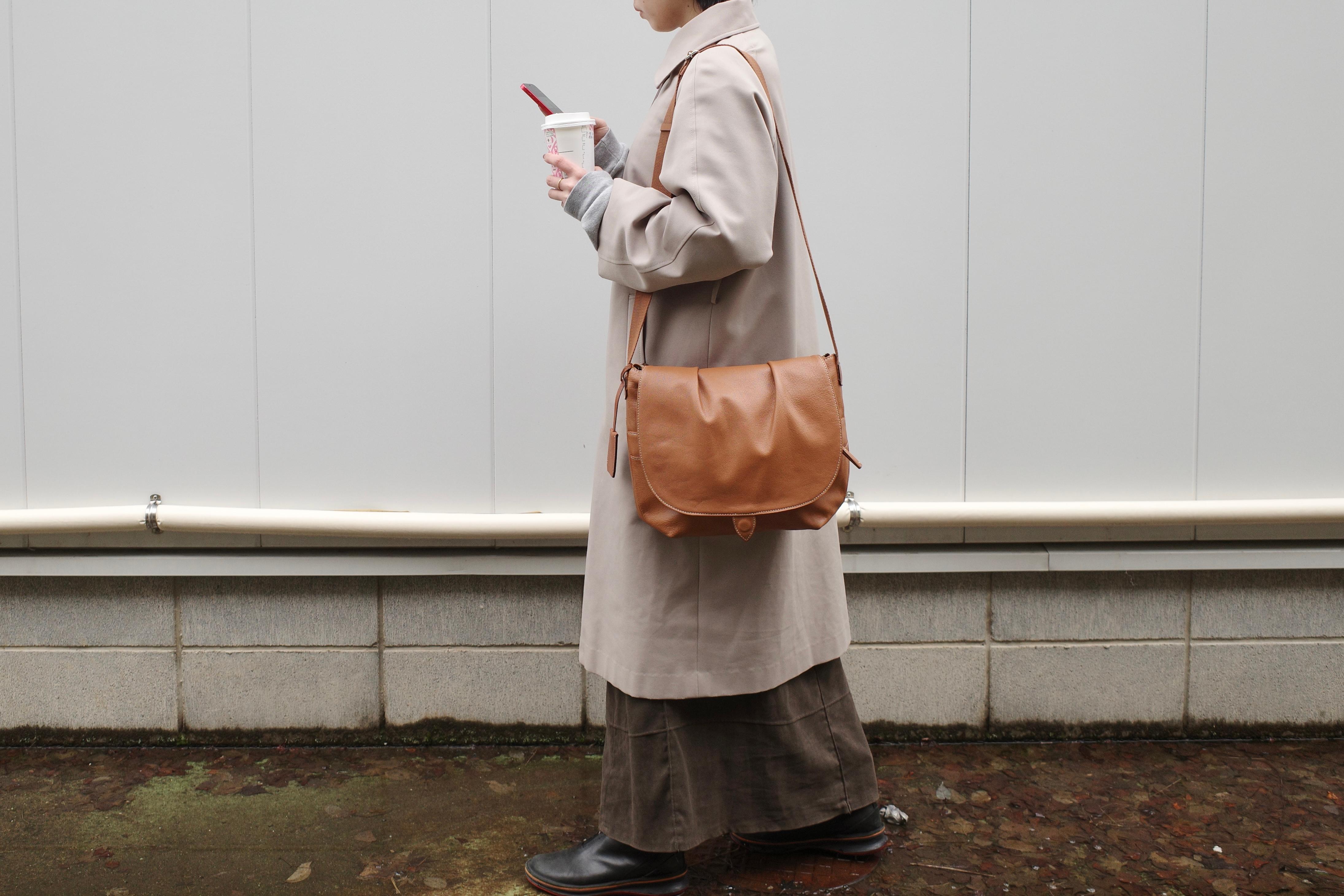 いつもの動きにすっとなじむ。ジップの向きまで選べる“撥水加工レザー