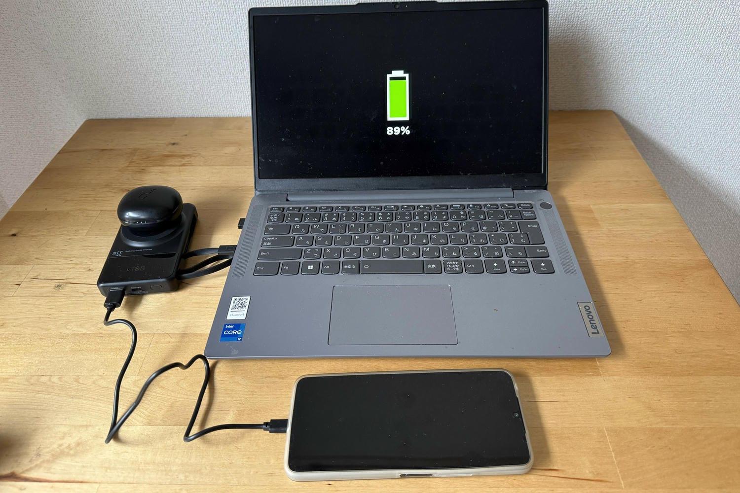 ノートPCの「あと30分」を救う。35W出力＆ケーブル内蔵の薄型