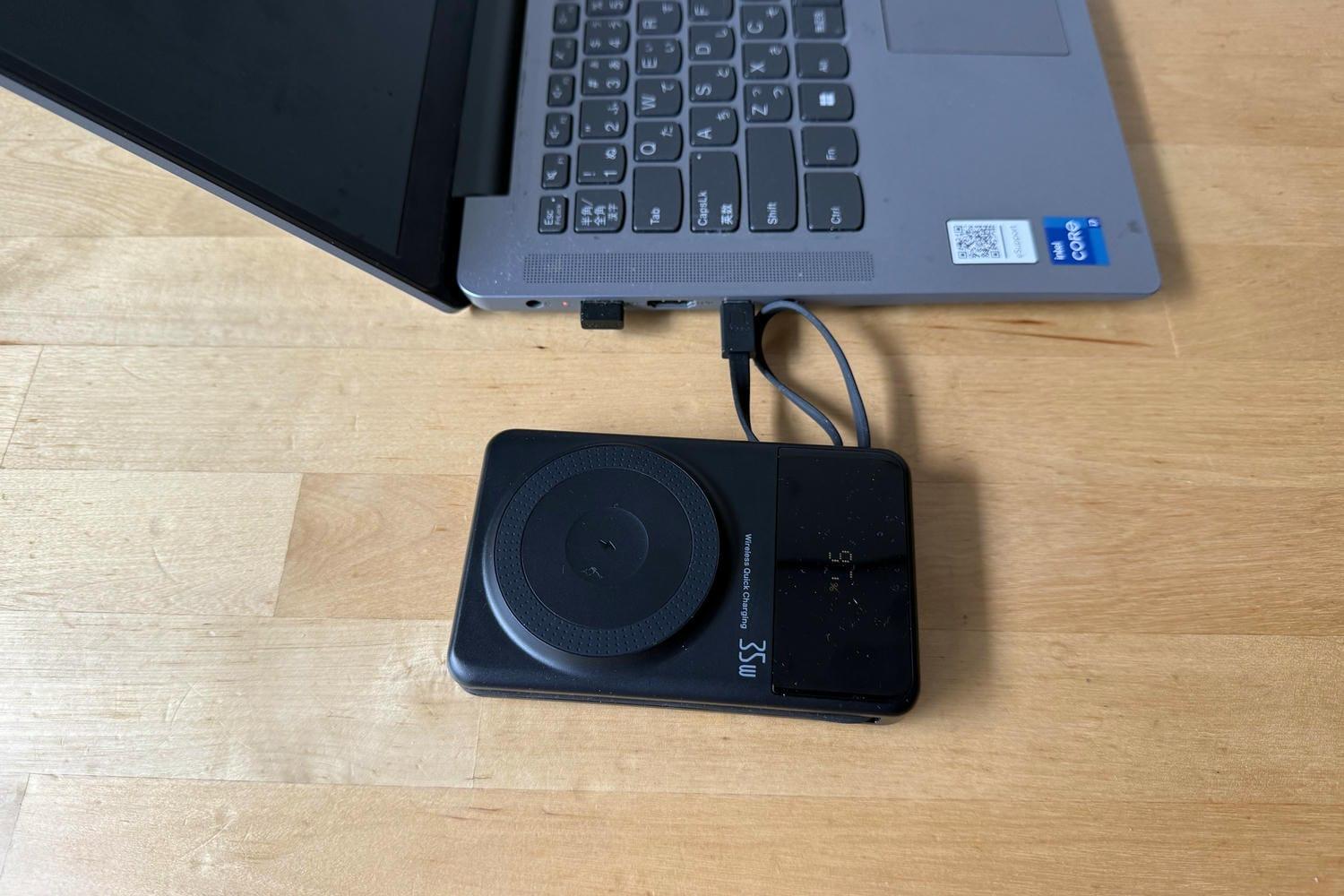 ノートPCの「あと30分」を救う。35W出力＆ケーブル内蔵の薄型