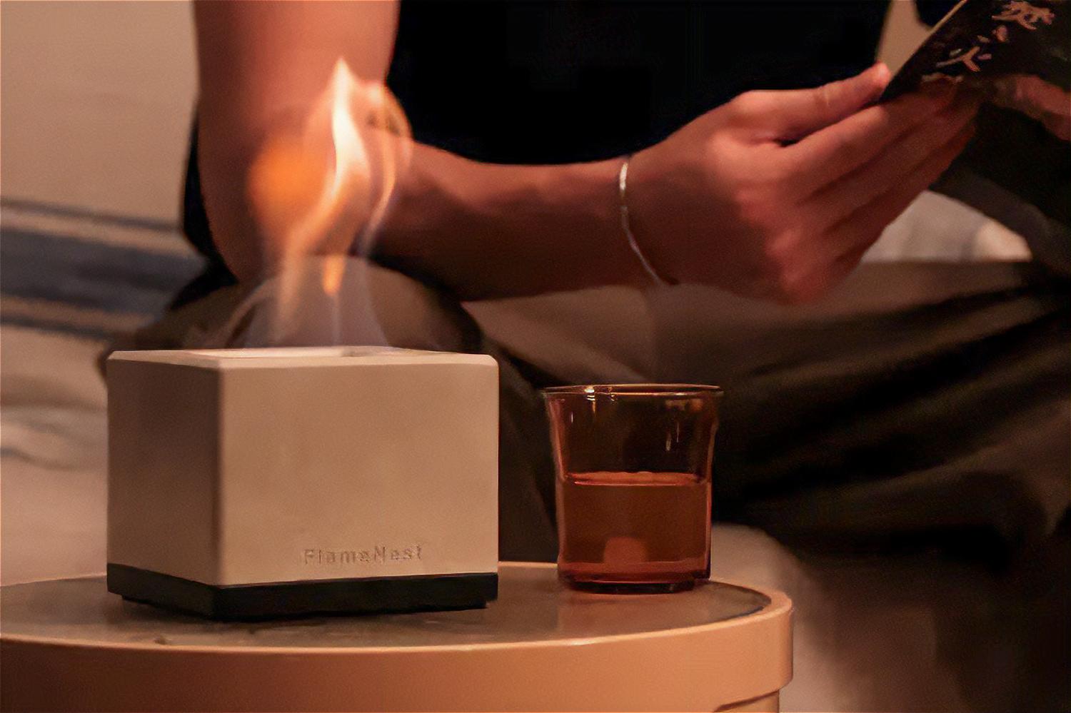 サッとお部屋でプチキャンプ。煙の出ない卓上焚き火台でファイヤー