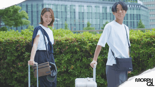 荷物が増えたらトートに変身。このサコッシュ、旅や休日のおでかけ用に
