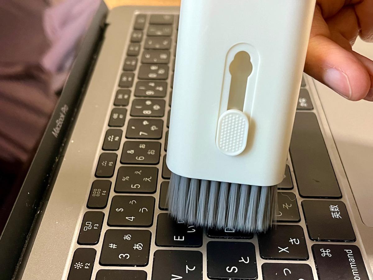 パソコンクリーナー 3COINSの「7in1ツール」がPC掃除の正解かも。指紋も隙間埃もこれ一本で