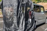 工具不要、車のトランクに簡単設置できるテント。着替えやシェルターなど車内スペースを拡張します