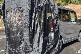 工具不要、車のトランクに簡単設置できるテント。着替えやシェルターなど車内スペースを拡張します