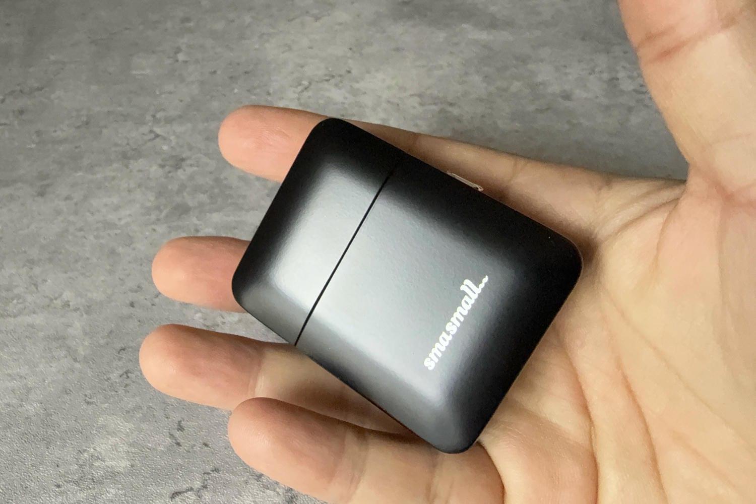ポーチに収まる超ミニサイズの電動髭剃り。夕方のヒゲ対策も出張も