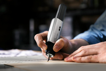 腕力はいりません。毎秒4万回振動の超音波カッターなら、硬い合板もなぞるだけで完了