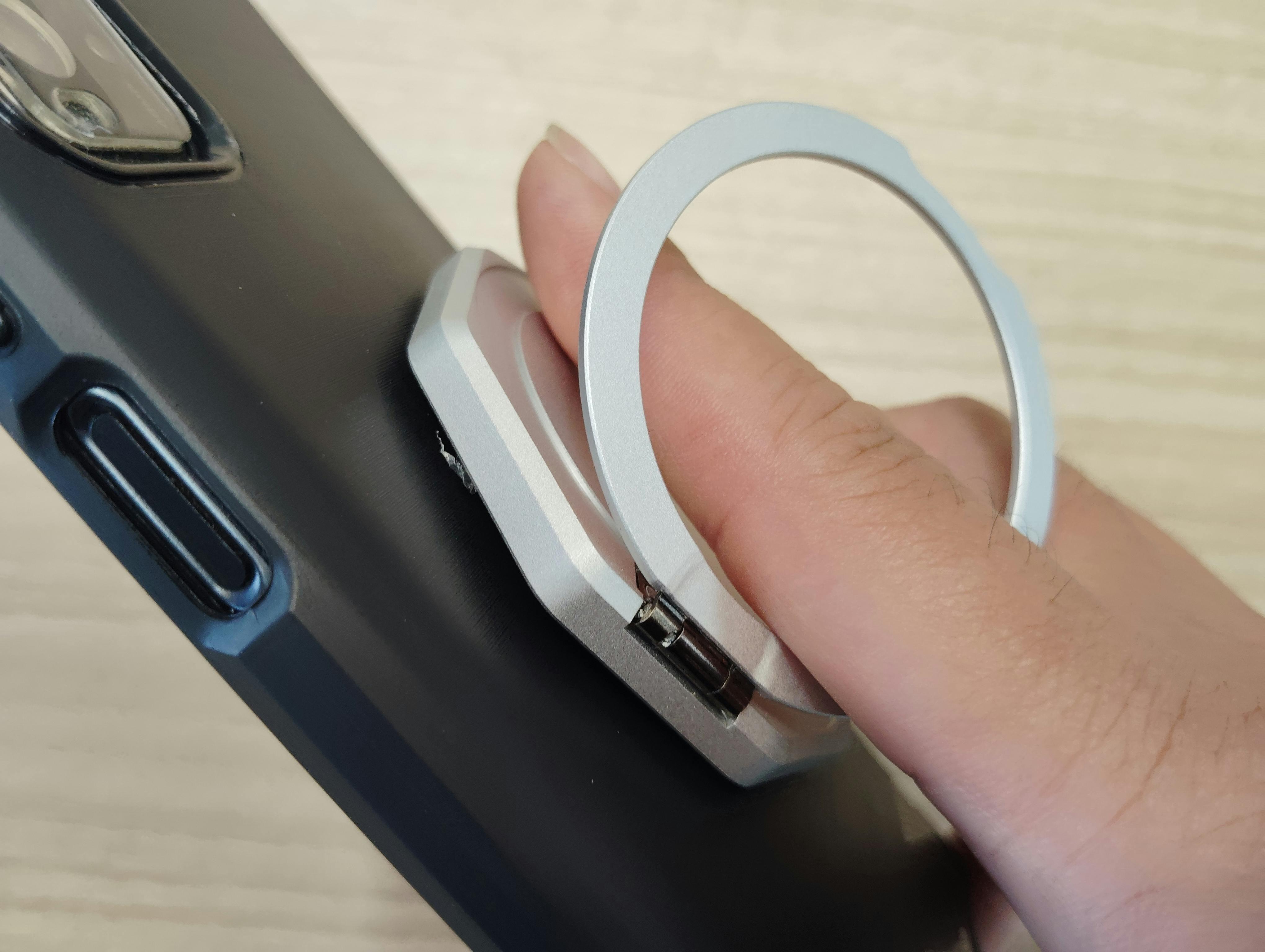 AI翻訳機がスマホリングと一体化。146言語の壁をラクラク超える夢の