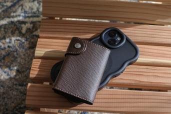 セキュリティを最優先に設計。カード類の収納に特化したイタリアンレザーのミニ財布