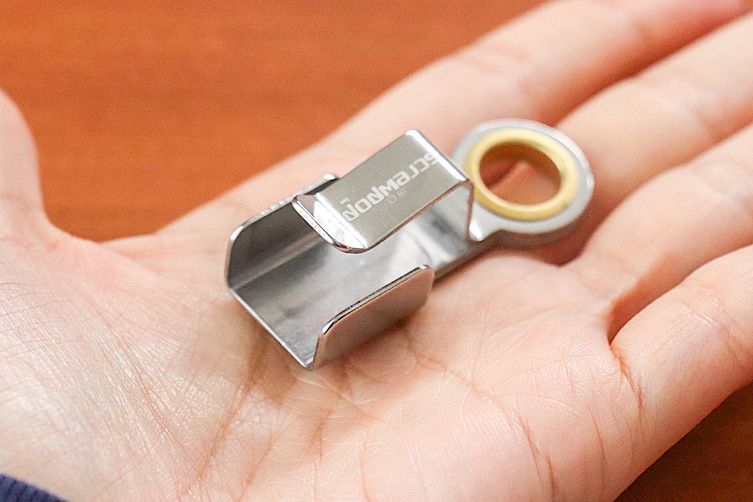リップスティックホルダー 無理なく続ける唇の乾燥ケア」に必要なのは、リップクリームの専用