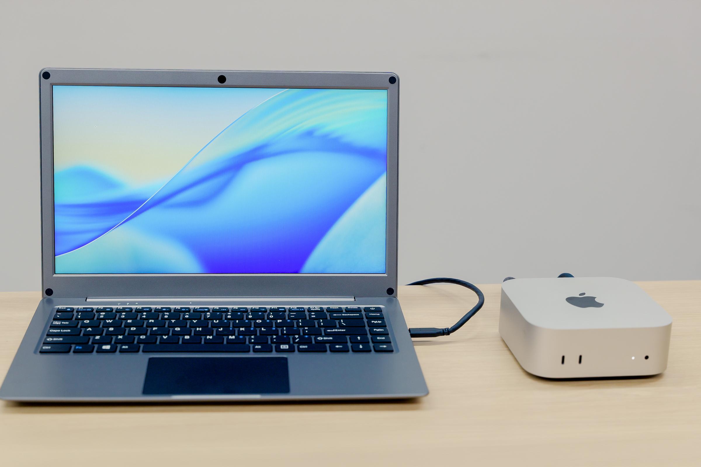 ミニPCを外で使いたい人へ。キーボード内蔵モニターで持ち出し作業環境