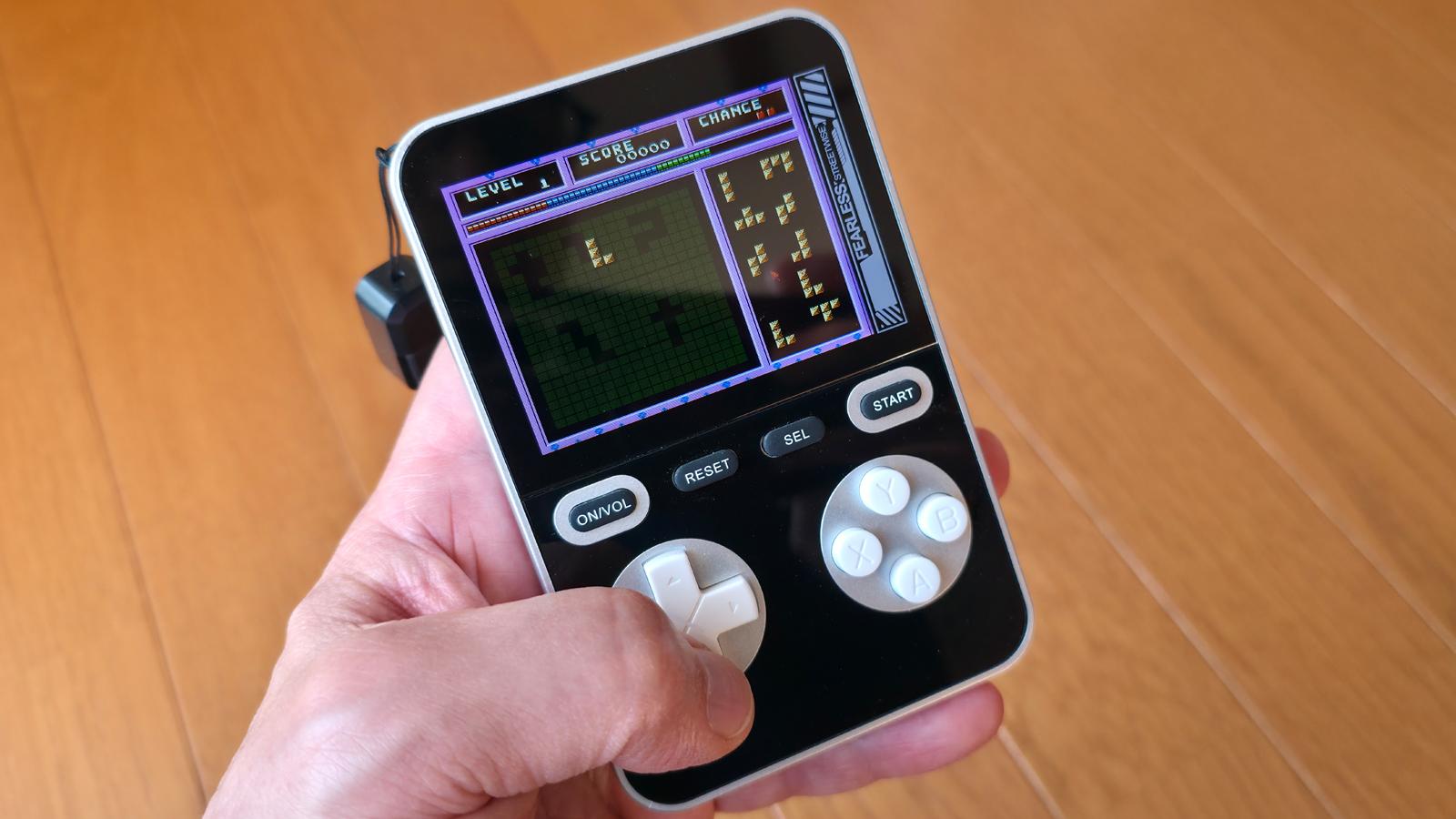 暇つぶしガジェットにしては完成度が高すぎる。スマホ充電しながら