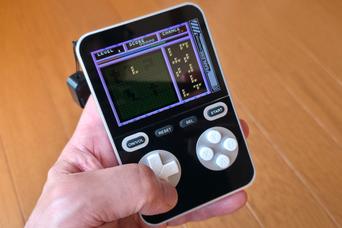 暇つぶしガジェットにしては完成度が高すぎる。スマホ充電しながらゲームで遊べるモバイルバッテリー