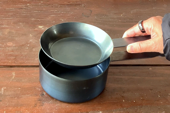 鉄フライパンがピタッと重なって蓋になる。自宅でもアウトドアでも大活躍のミニ鉄鍋セット