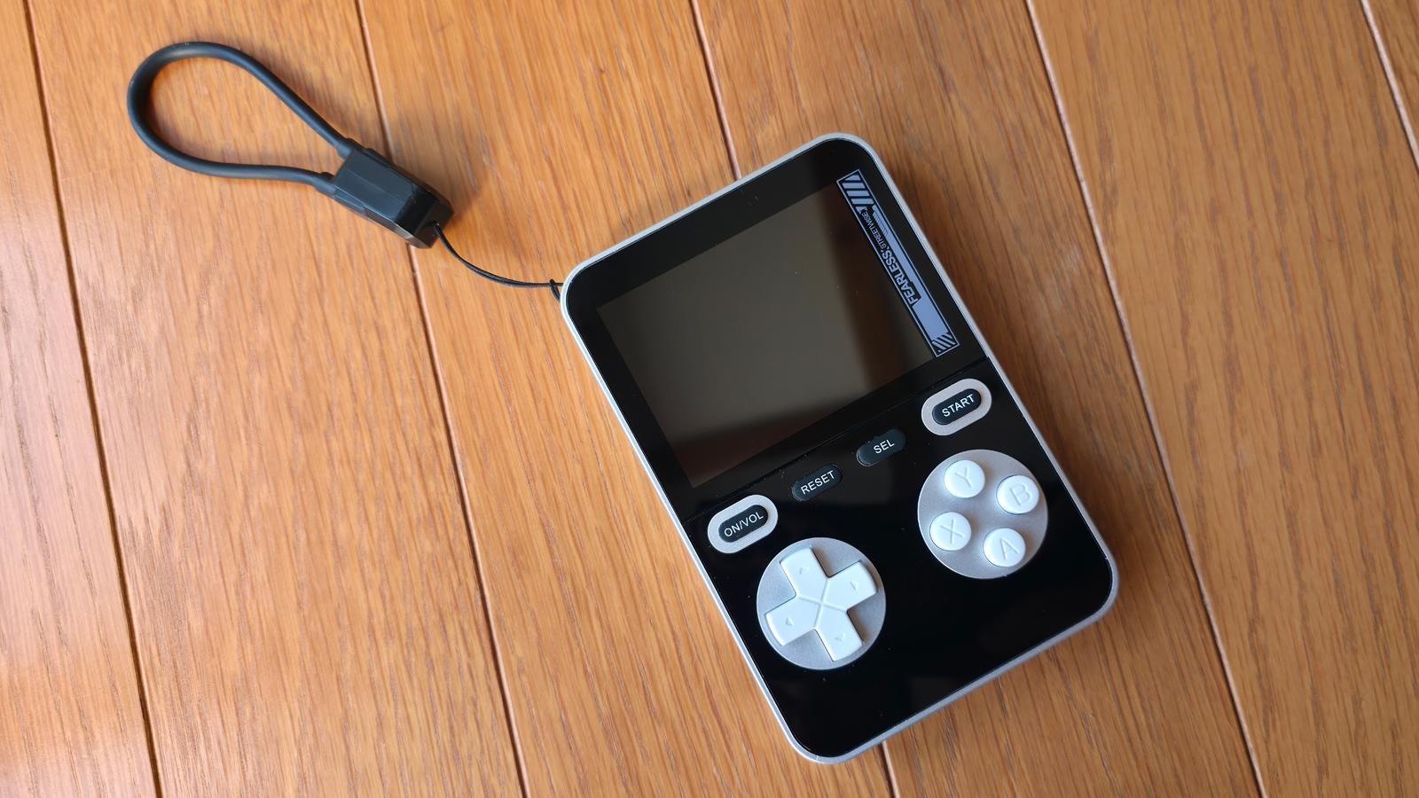 スマホ充電しながらゲームで遊べるモバイルバッテリー。ネット接続も