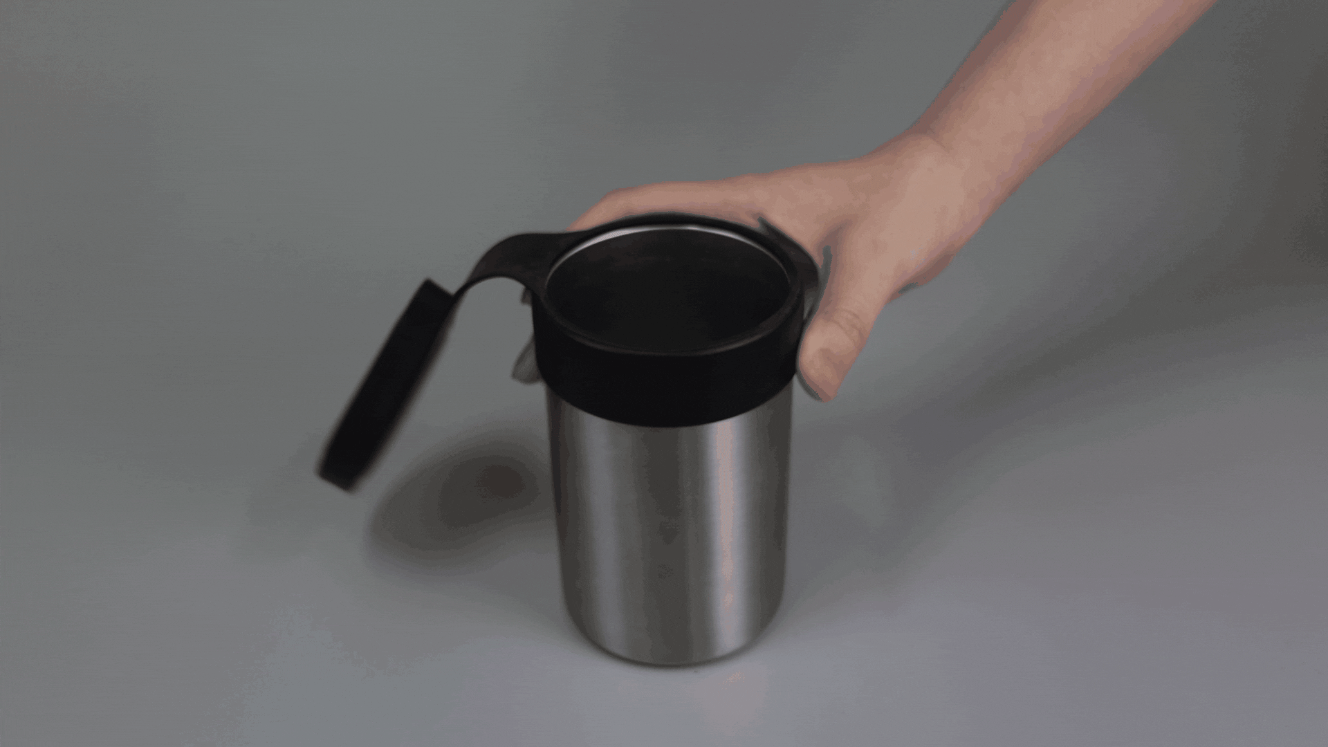 アウトドアでの缶ドリンクがぬるくなる問題。保冷力6倍のキャップ付き缶ホルダーが解決 | ライフハッカー・ジャパン