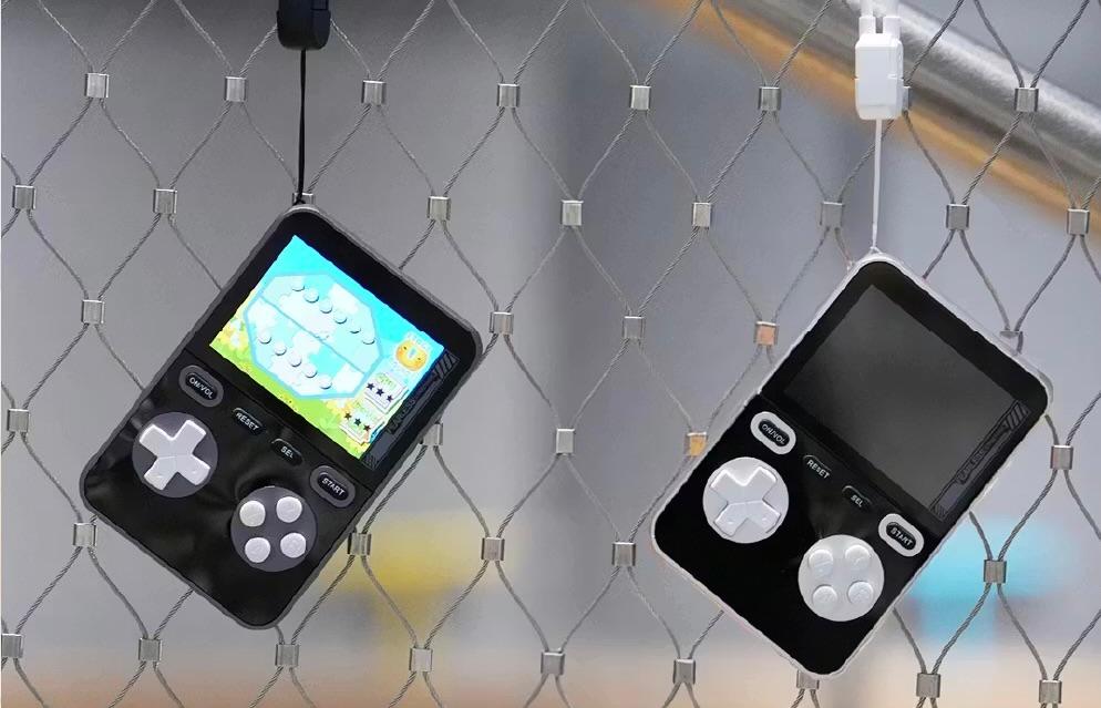 見た目はネタ、スペックは本気。300種のゲームを搭載したゲームボーイ