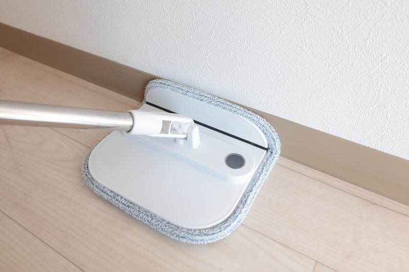 角に来ると、モップが折れてぴったりフィット。壁の隅のホコリまでしっかりと取れます。