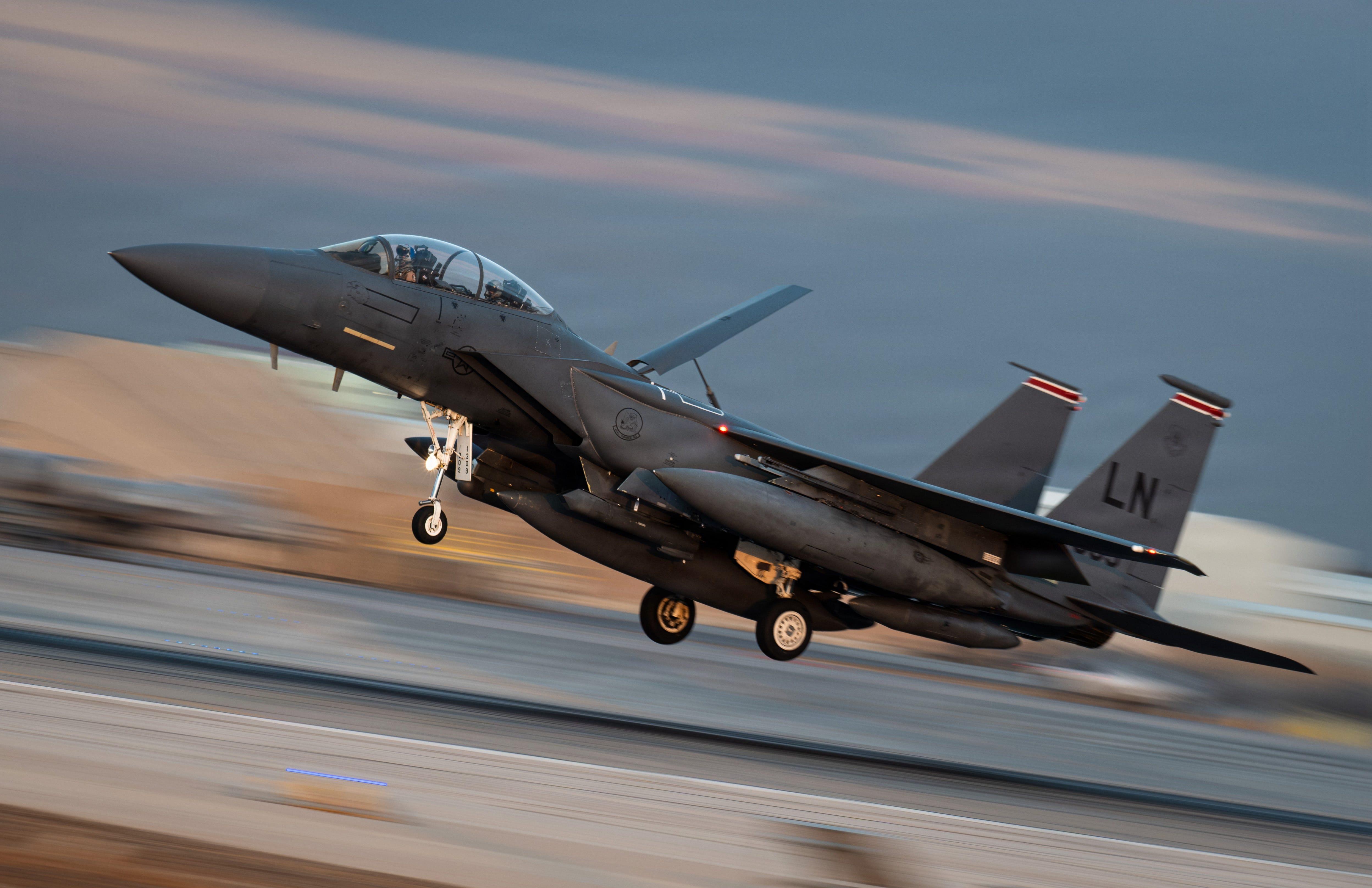 イラン戦争に派遣された世界最速の戦闘機「F-15Eストライク・イーグル