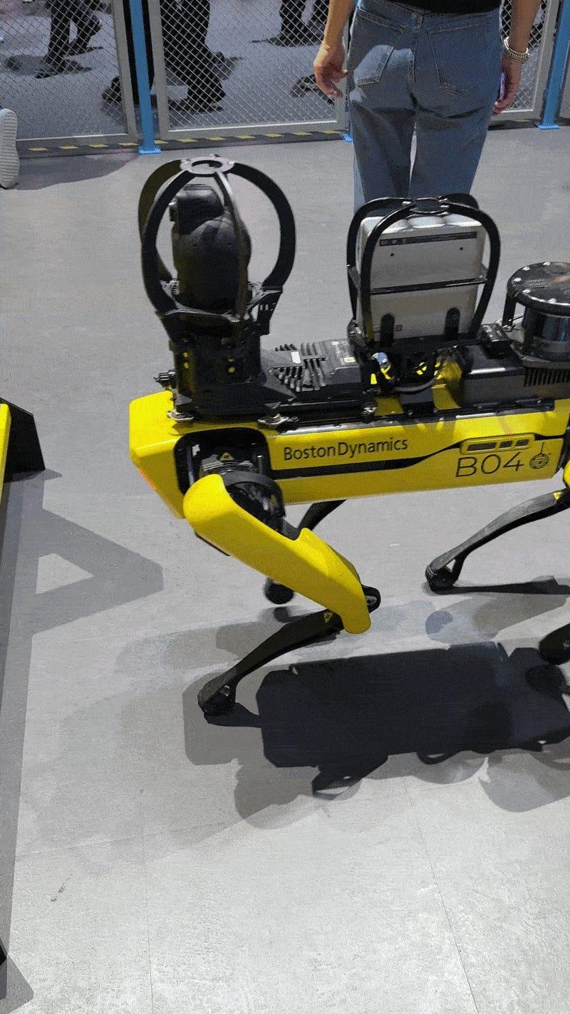 ロボット犬はもう、データセンターの警備を始めている。1台2800万円