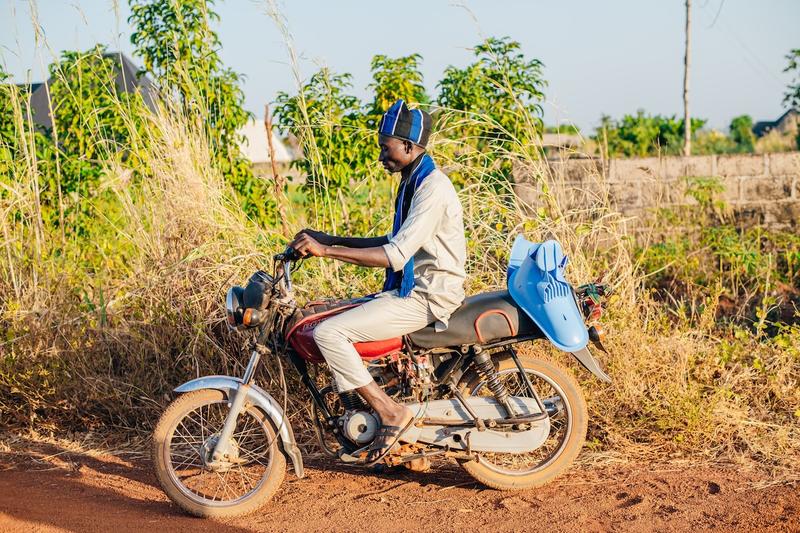 SATOトイレを運んでいるところ。ナイジェリアにて撮影。
