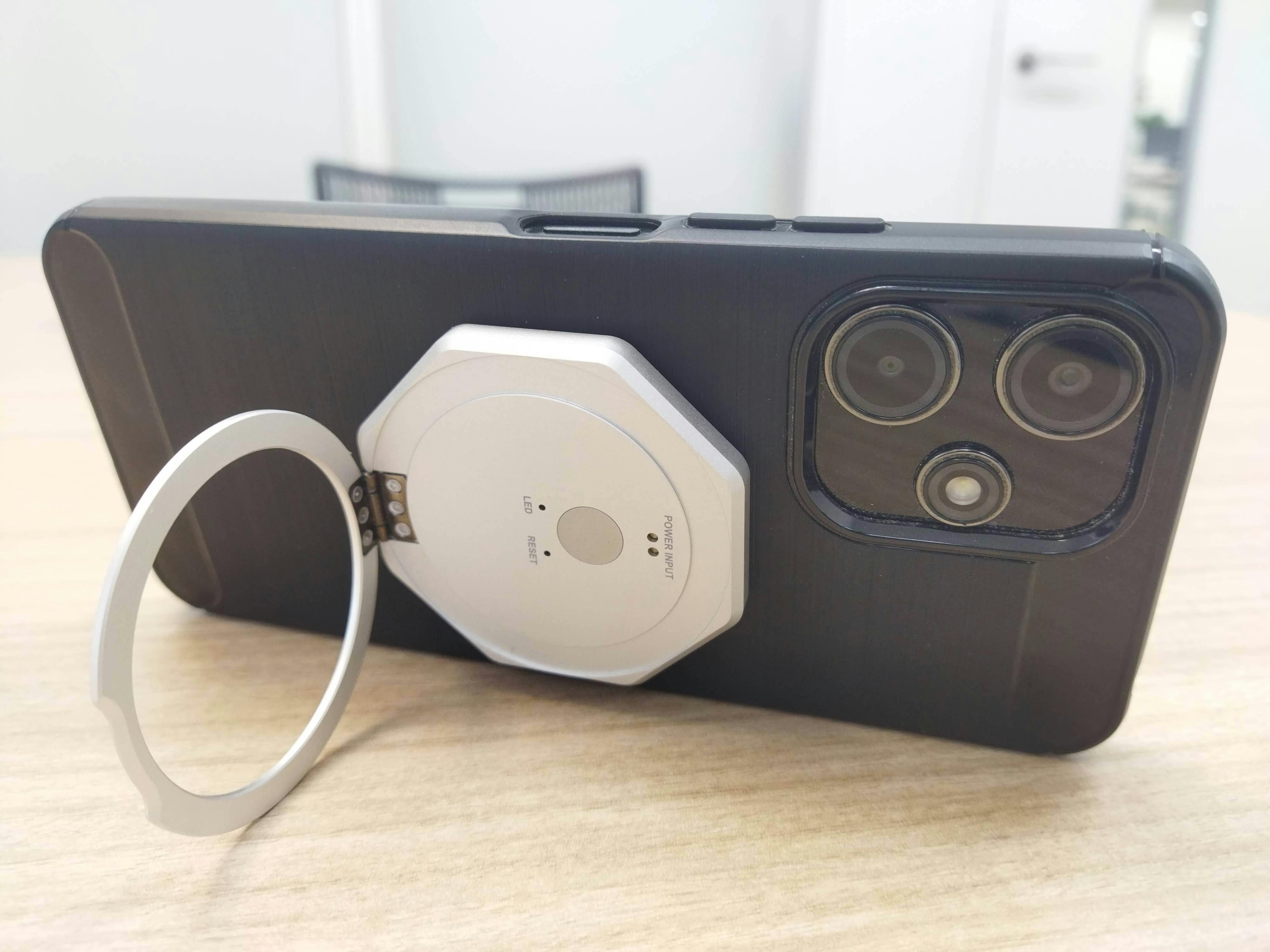 ただのスマホリングじゃない。146言語を同時通訳する「AI翻訳機」の