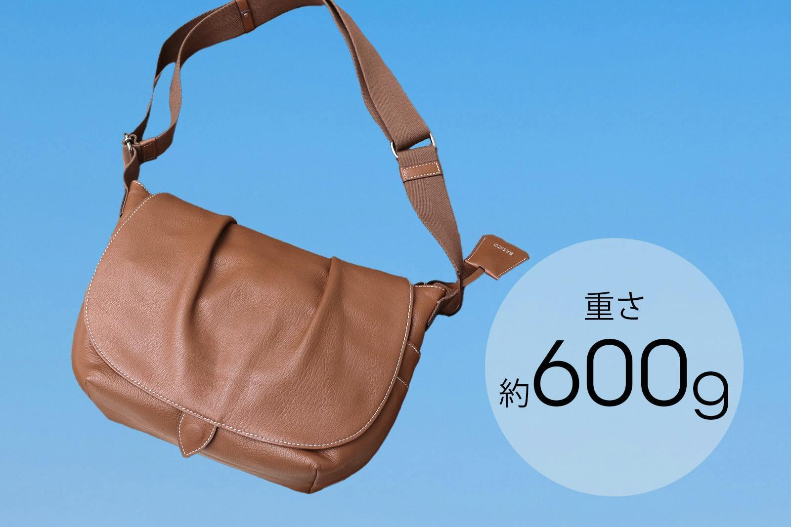 開く方向が選べるって最高。大容量で身軽なA4レザーバッグ | ROOMIE