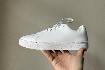 ロゴなし・撥水・超軽量。無印良品のような潔いスニーカーを仕事用に選んだら、正解でした