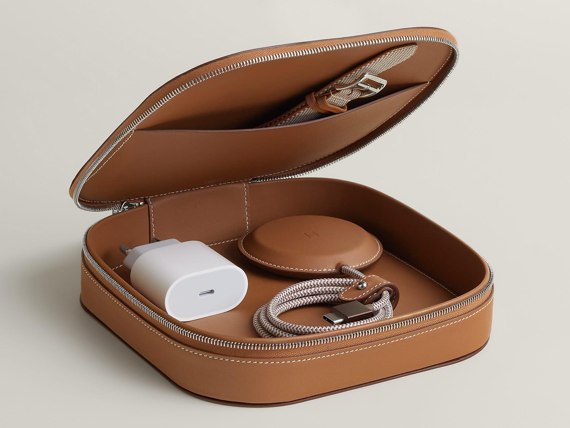 週末値下げ　美品　エルメス　MagSafe エルメスがアップルとコラボ…約20万円のMagSafe充電器はいかが