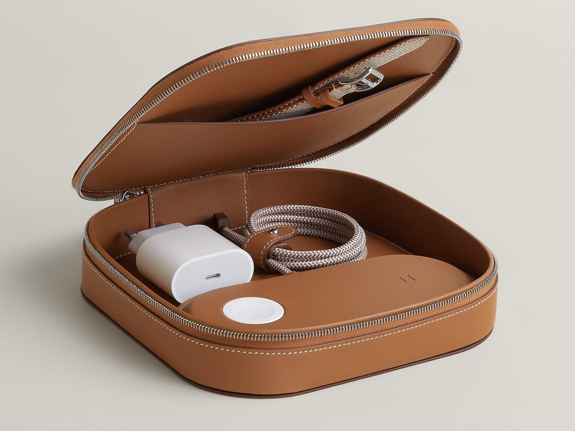 エルメスがアップルとコラボ…約20万円のMagSafe充電器はいかが
