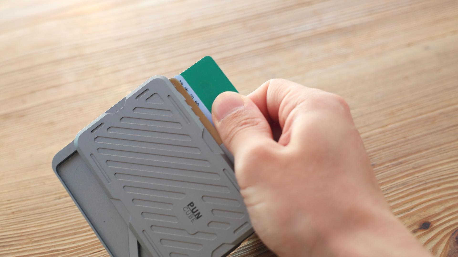 ミニマル財布「Mech Wallet」を自分好みにカスタムしたらキャッシュ