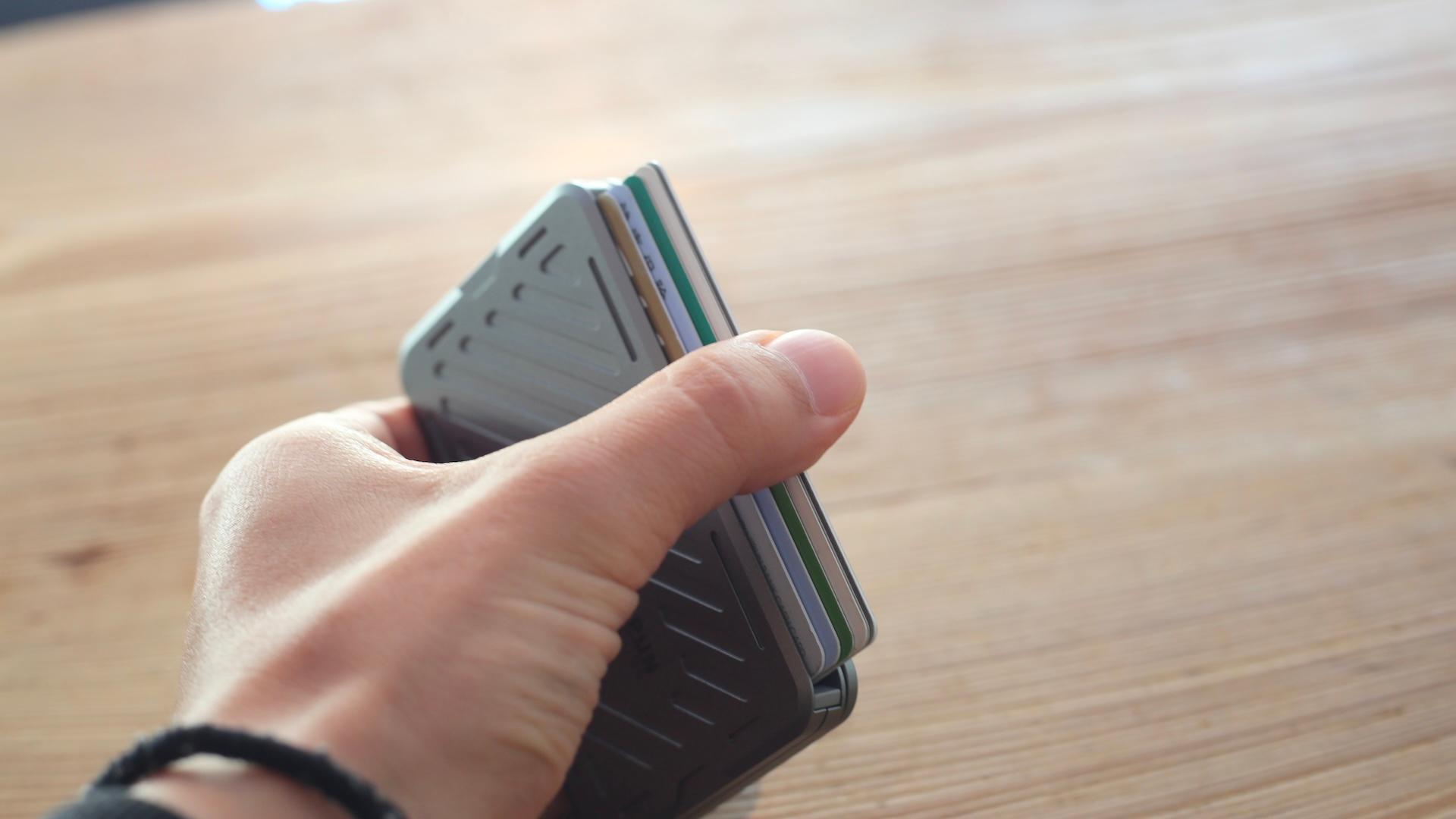 分厚い財布はもうやめた！ 現金派も安心の拡張パーツ付き「Mech Wallet
