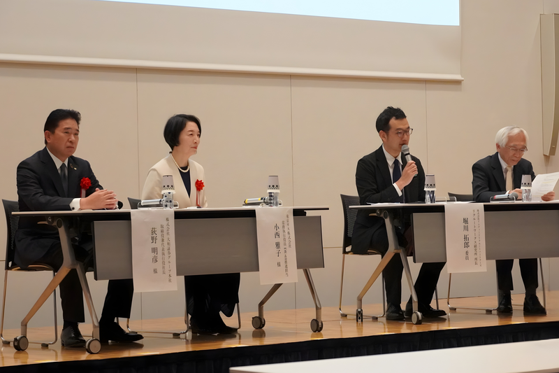 パネルディスカッションに登壇した(左から)大和証券グループ本社 荻野明彦さん、東京ガス 小西雅子さん、選定委員・リクルートワークス研究所所長 堀川拓郎さん、なでしこ選定委員会委員長・東京大学名誉教授 佐藤博樹さん。