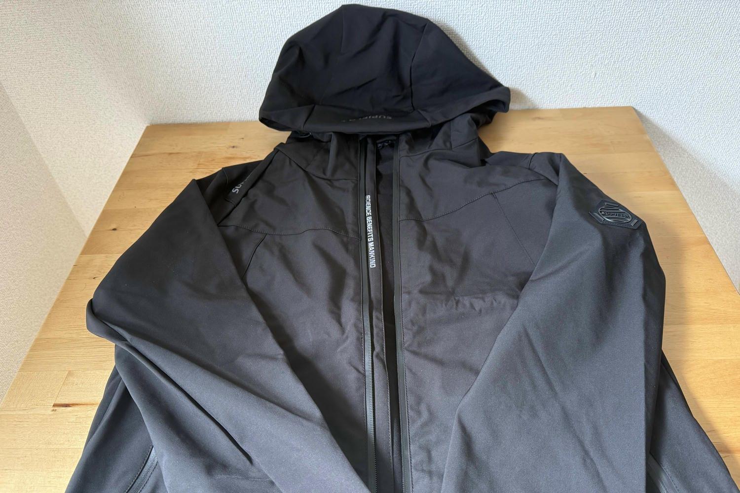 雨 雨の日の「荷物が増えるストレス」を解消。普段着に馴染む高機能