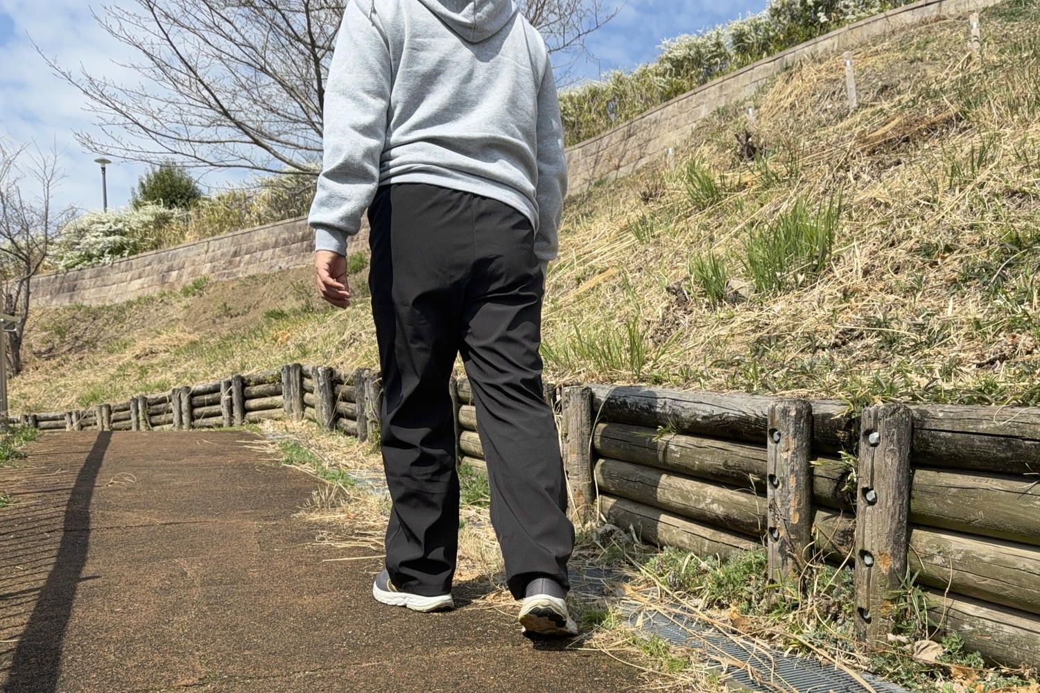 30分歩いても蒸れにくい。防水性と透湿性を両立したパンツで梅雨の