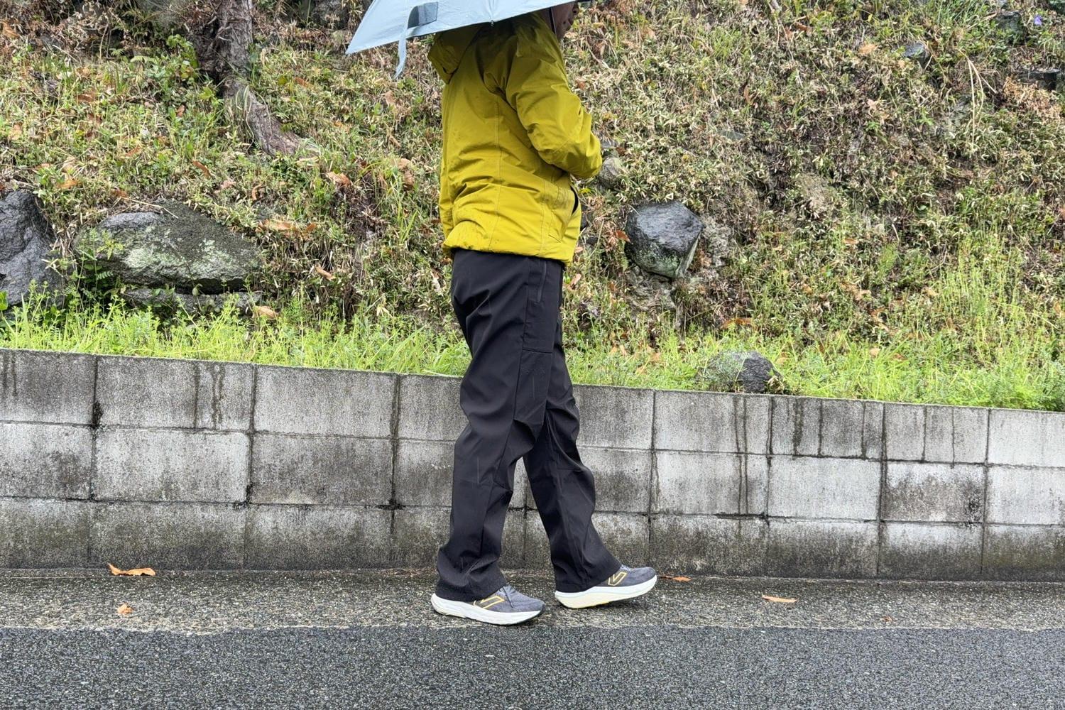 30分歩いても蒸れにくい。防水性と透湿性を両立したパンツで梅雨の