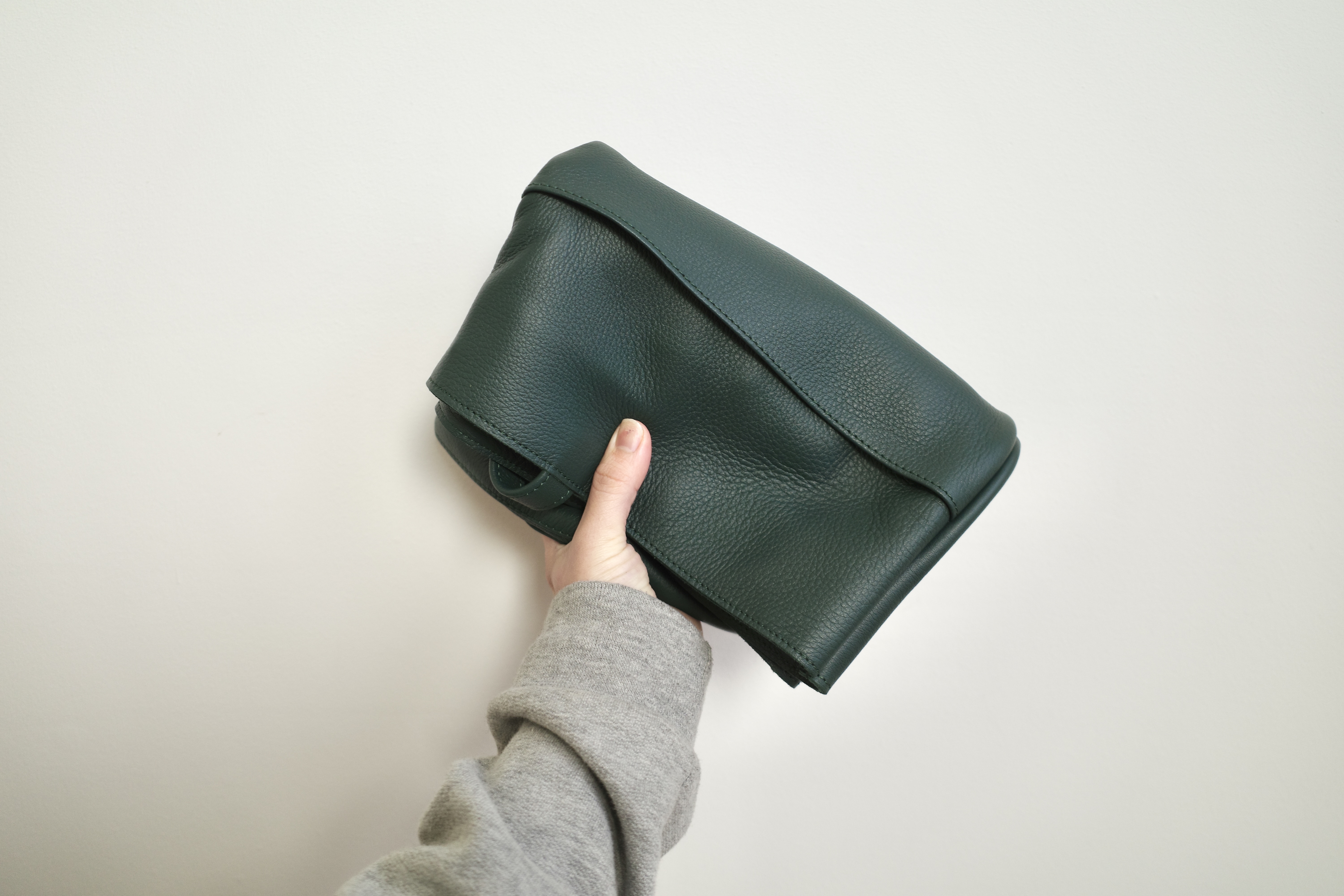 旅のお供にもおすすめ。デッドストック革が軽くて大きくて使いやすい