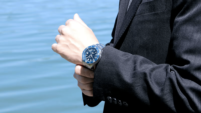 チラ見えするGMT針がニクい。美しい“琵琶湖カラー”をまとった実力派