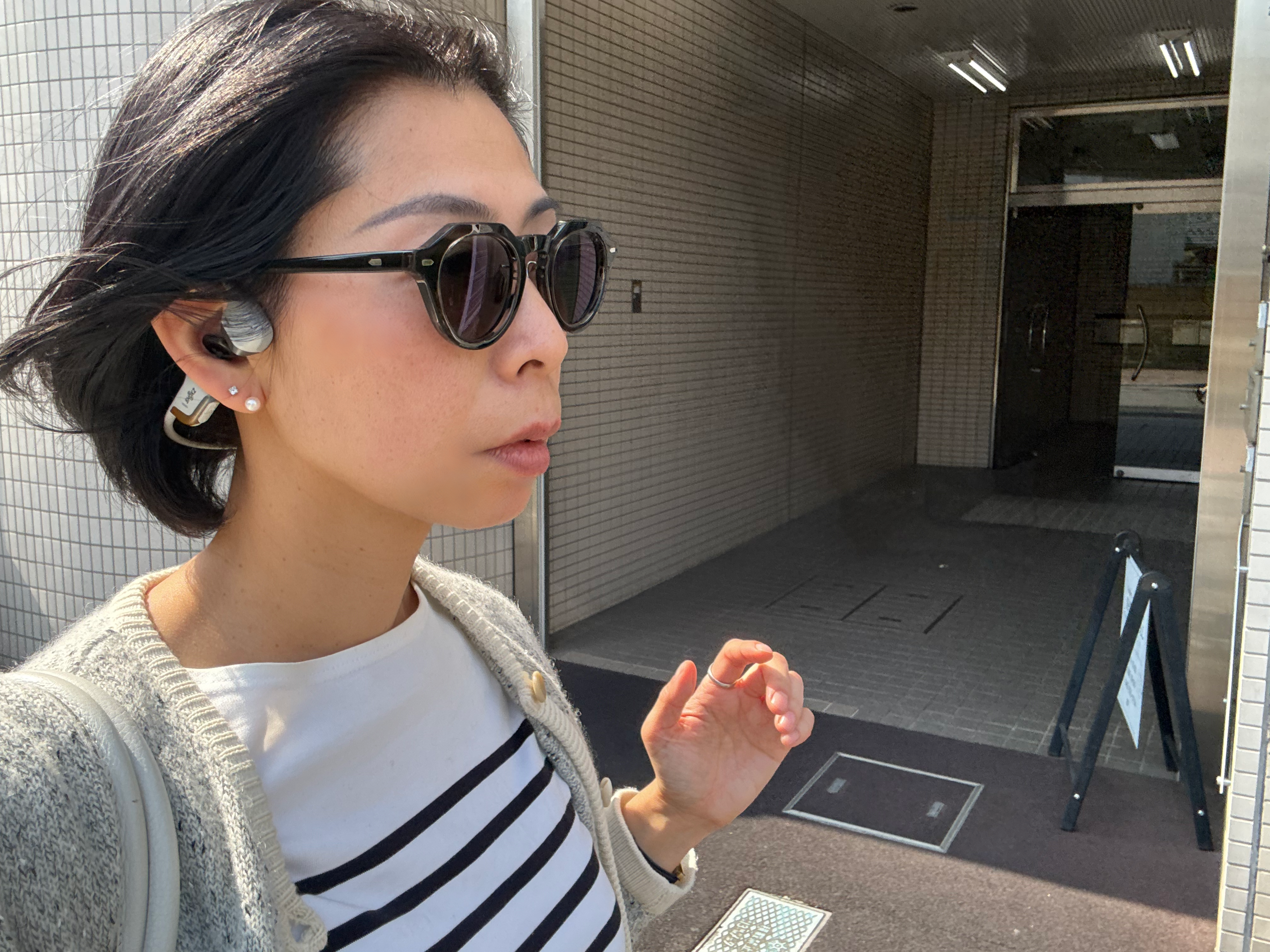 ずっと着けていられる！JINSの可視光調光レンズで、屋内も屋外も「24
