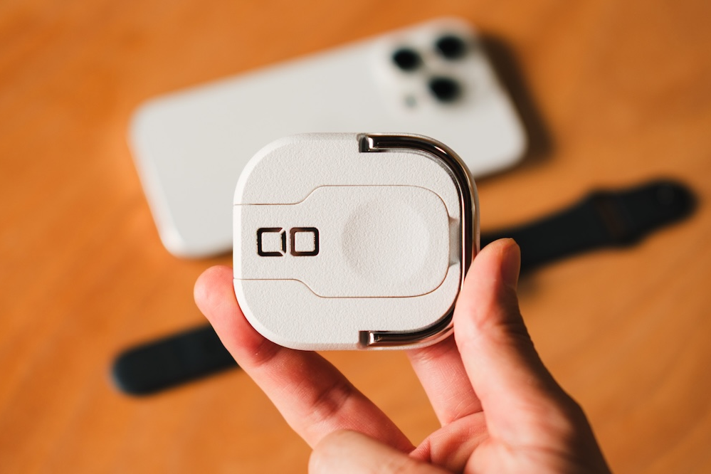 iPhoneとApple Watchを同時チャージ。CIOの3in1は薄くて速くて文句なし
