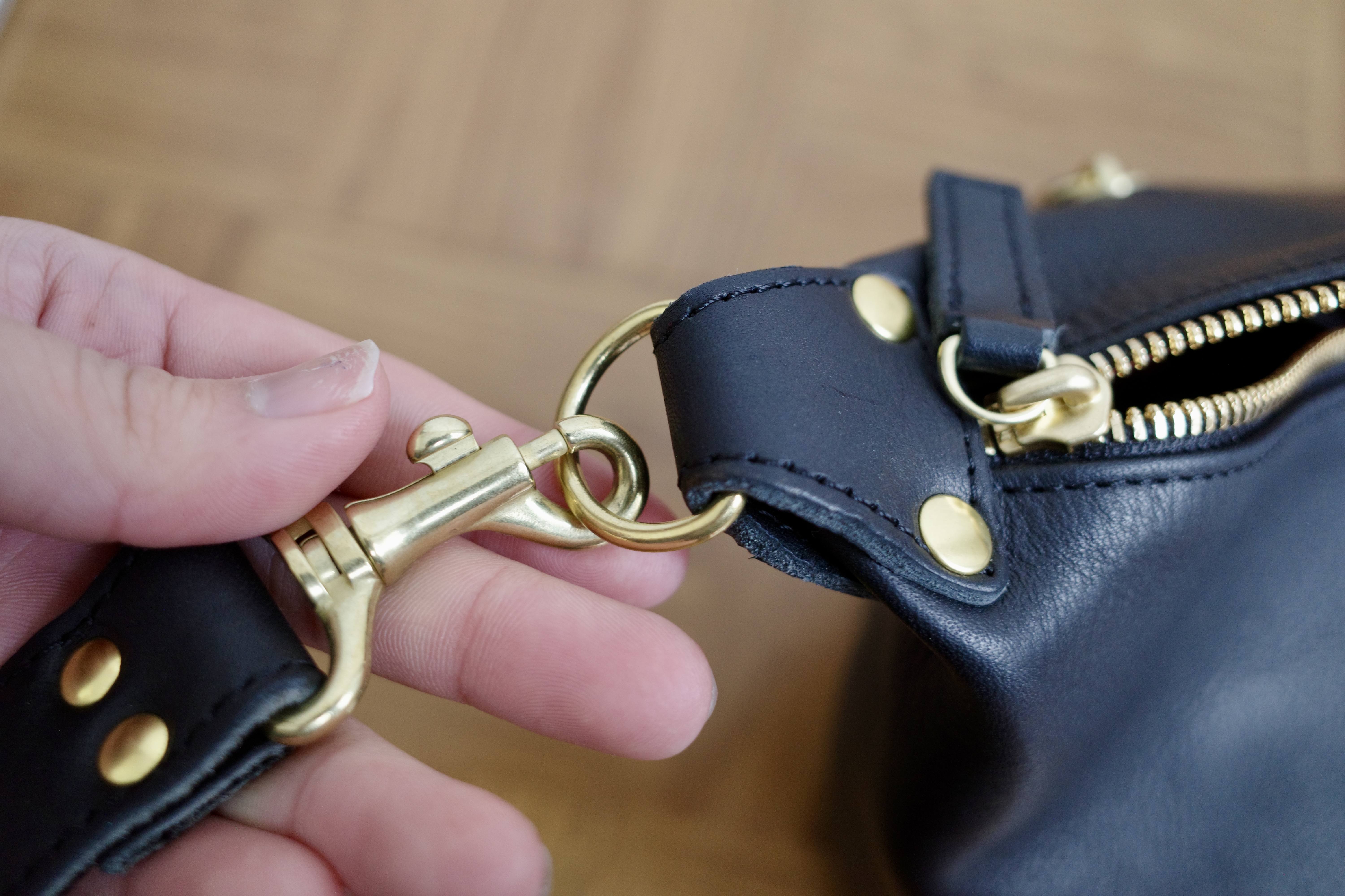 ケーブルもポーチいらずでスッキリ。大小8つのポケットを備える本革