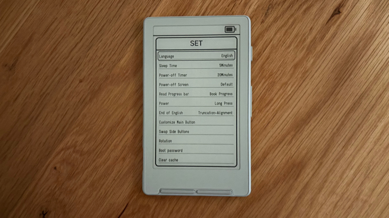 超極小電子ペーパー「Xteink X4」は不便さが心地よい、究極の読書専用