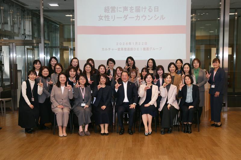 損保ジャパンが2025年に発足させた「女性リーダーカウンシル」。参画した70名以上の女性管理職たちは、職場の「当たり前」をアップデートするために声を上げた。